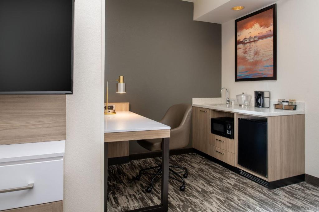 Kuchyň nebo kuchyňský kout v ubytování SpringHill Suites Seattle Downtown, South Lake Union