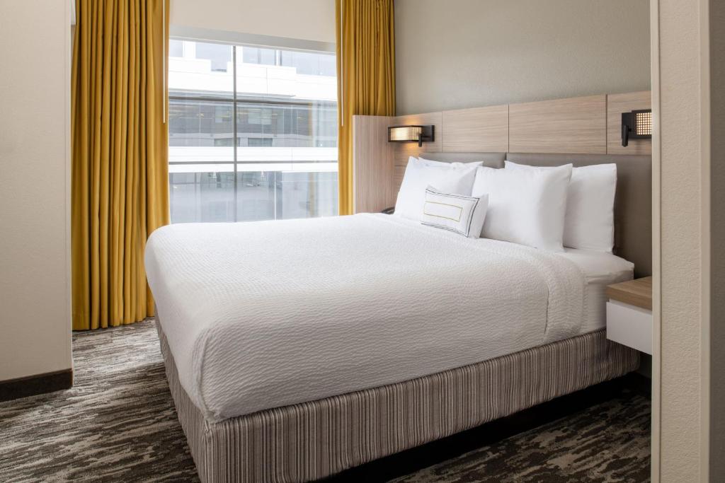Postel nebo postele na pokoji v ubytování SpringHill Suites Seattle Downtown, South Lake Union