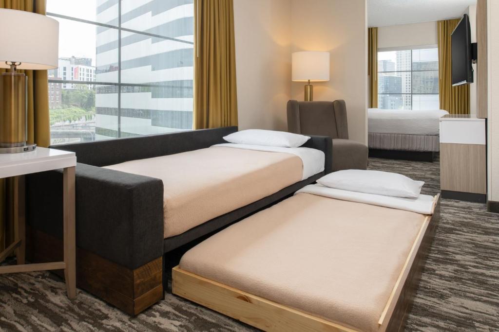 Postel nebo postele na pokoji v ubytování SpringHill Suites Seattle Downtown, South Lake Union