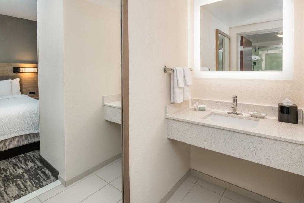 Koupelna v ubytování SpringHill Suites Seattle Downtown, South Lake Union