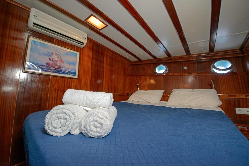 een bed achterin een boot met handdoeken bij Tersane IV Vincitore 4 Hotel di Bruno Barbieri in Palermo
