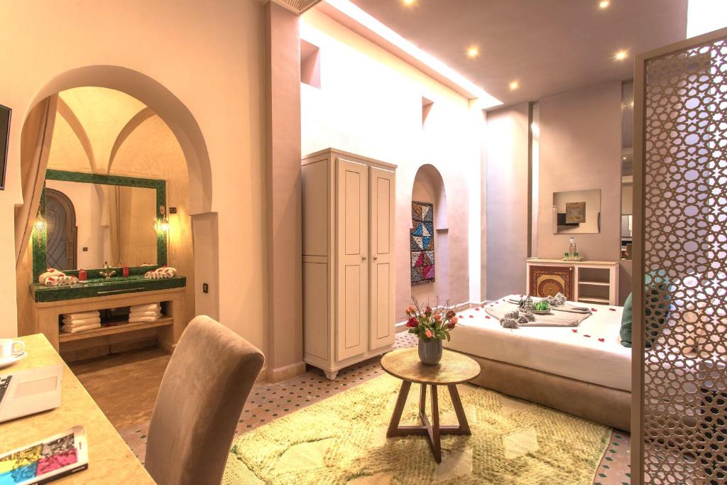 Postel nebo postele na pokoji v ubytování Le Medina Privilège Riad & Spa