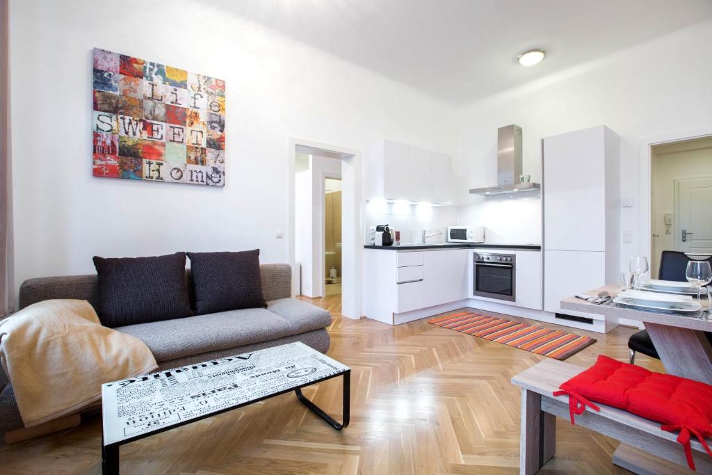 ein Wohnzimmer mit einem Sofa und einem Tisch in der Unterkunft The Barts Apartments - Self Check-in in Wien