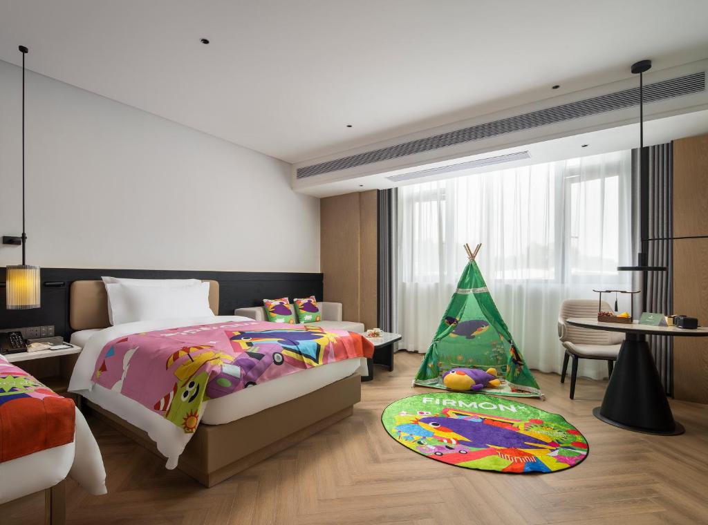Postel nebo postele na pokoji v ubytování Mehood Lestie International Hotel Panyu Wanbo Yuangang Metro Station Branch - Free Shuttle Bus to Canton Fair Complex During Canton Fair Period & Free afternoon tea & Free midnight snack & Free VPN Internet Access