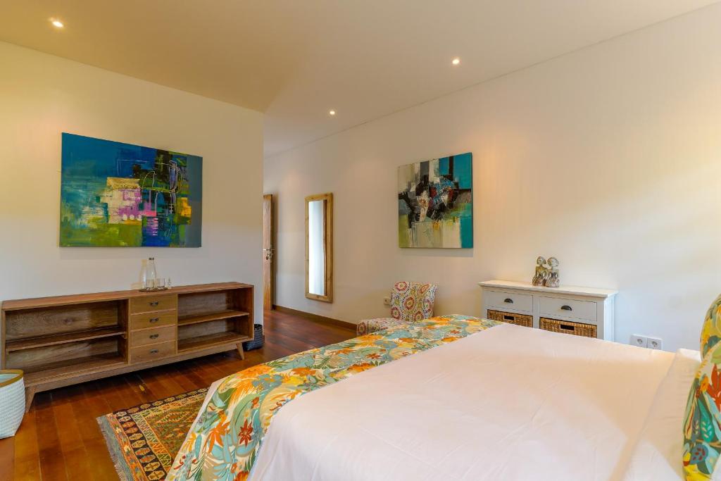 Postel nebo postele na pokoji v ubytování Paradise Garage Komodo Villa