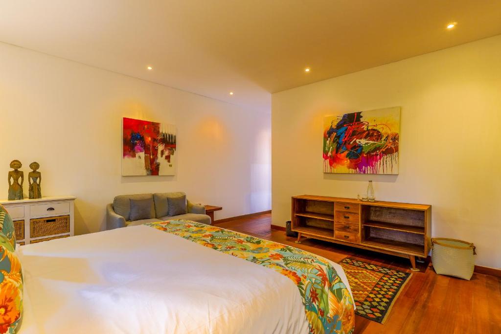 Postel nebo postele na pokoji v ubytování Paradise Garage Komodo Villa