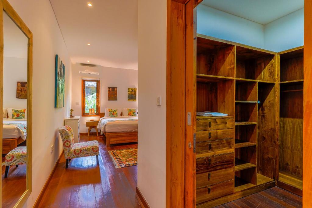 Postel nebo postele na pokoji v ubytování Paradise Garage Komodo Villa