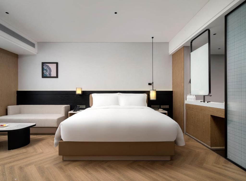 Postel nebo postele na pokoji v ubytování Mehood Lestie International Hotel Panyu Wanbo Yuangang Metro Station Branch - Free Shuttle Bus to Canton Fair Complex During Canton Fair Period & Free afternoon tea & Free midnight snack & Free VPN Internet Access