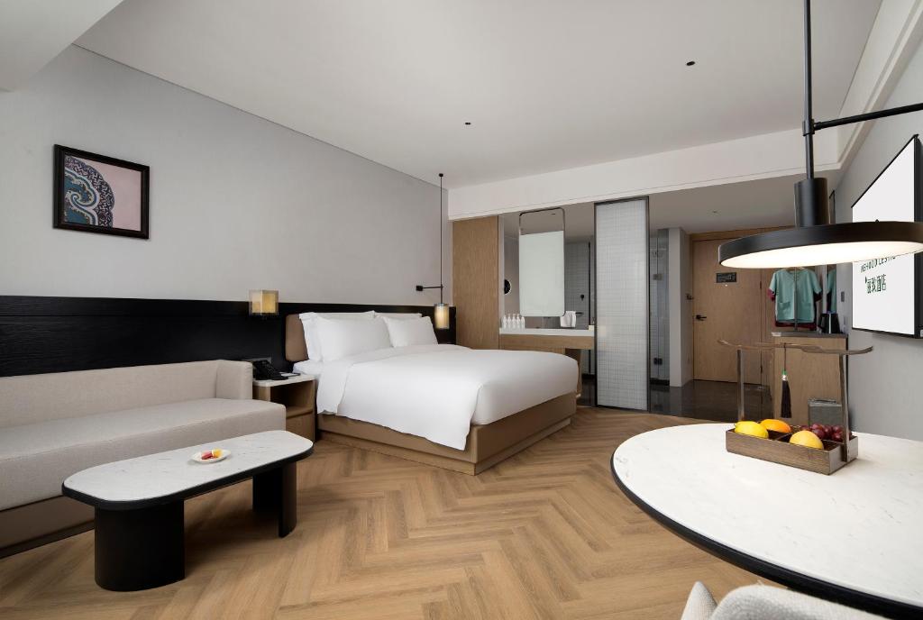 Postel nebo postele na pokoji v ubytování Mehood Lestie International Hotel Panyu Wanbo Yuangang Metro Station Branch - Free Shuttle Bus to Canton Fair Complex During Canton Fair Period & Free afternoon tea & Free midnight snack & Free VPN Internet Access