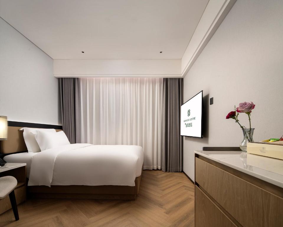 Postel nebo postele na pokoji v ubytování Mehood Lestie International Hotel Panyu Wanbo Yuangang Metro Station Branch - Free Shuttle Bus to Canton Fair Complex During Canton Fair Period & Free afternoon tea & Free midnight snack & Free VPN Internet Access