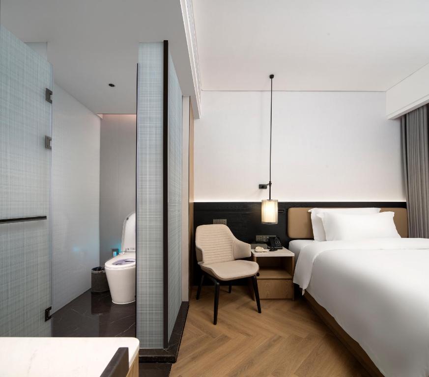 Postel nebo postele na pokoji v ubytování Mehood Lestie International Hotel Panyu Wanbo Yuangang Metro Station Branch - Free Shuttle Bus to Canton Fair Complex During Canton Fair Period & Free afternoon tea & Free midnight snack & Free VPN Internet Access