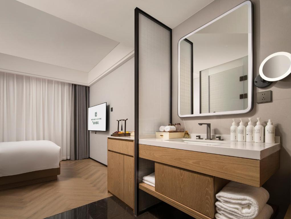 Postel nebo postele na pokoji v ubytování Mehood Lestie International Hotel Panyu Wanbo Yuangang Metro Station Branch - Free Shuttle Bus to Canton Fair Complex During Canton Fair Period & Free afternoon tea & Free midnight snack & Free VPN Internet Access