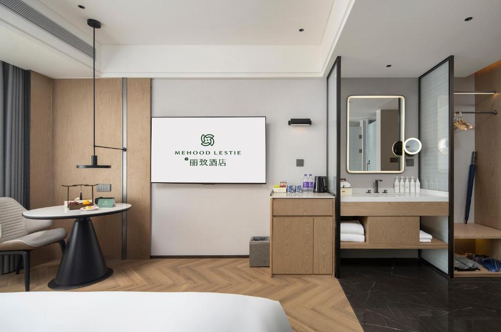 Postel nebo postele na pokoji v ubytování Mehood Lestie International Hotel Panyu Wanbo Yuangang Metro Station Branch - Free Shuttle Bus to Canton Fair Complex During Canton Fair Period & Free afternoon tea & Free midnight snack & Free VPN Internet Access