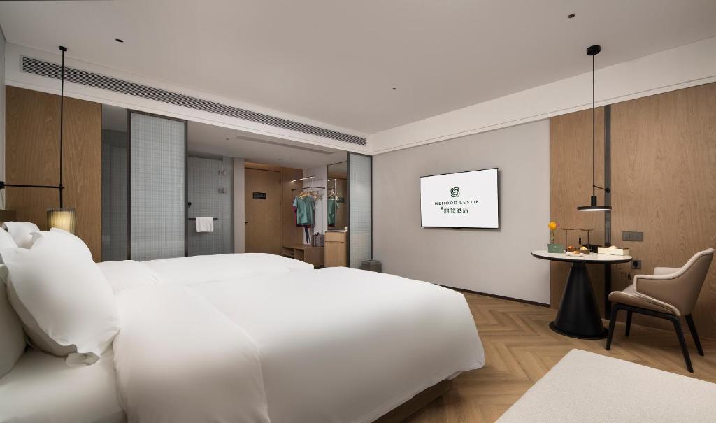Postel nebo postele na pokoji v ubytování Mehood Lestie International Hotel Panyu Wanbo Yuangang Metro Station Branch - Free Shuttle Bus to Canton Fair Complex During Canton Fair Period & Free afternoon tea & Free midnight snack & Free VPN Internet Access