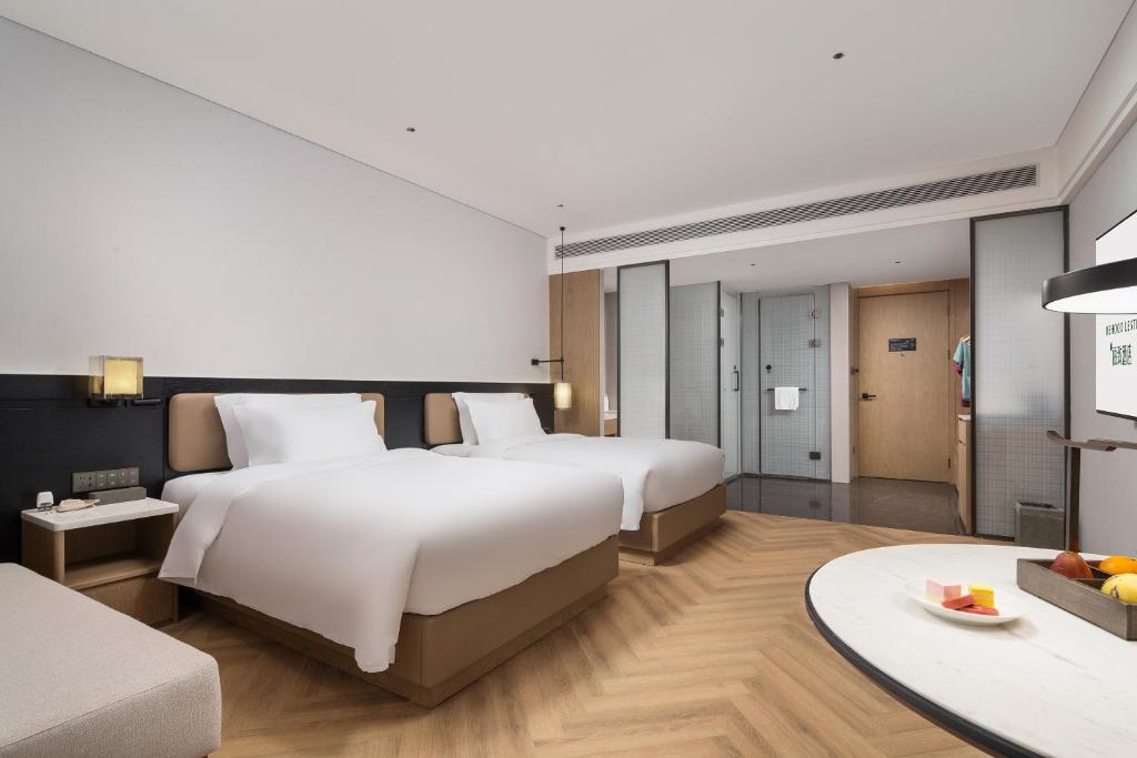 Postel nebo postele na pokoji v ubytování Mehood Lestie International Hotel Panyu Wanbo Yuangang Metro Station Branch - Free Shuttle Bus to Canton Fair Complex During Canton Fair Period & Free afternoon tea & Free midnight snack & Free VPN Internet Access