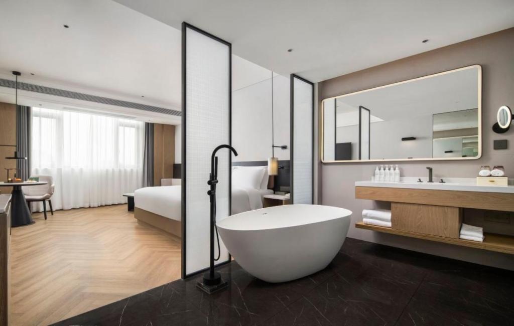 Koupelna v ubytování Mehood Lestie International Hotel Panyu Wanbo Yuangang Metro Station Branch - Free Shuttle Bus to Canton Fair Complex During Canton Fair Period & Free afternoon tea & Free midnight snack & Free VPN Internet Access