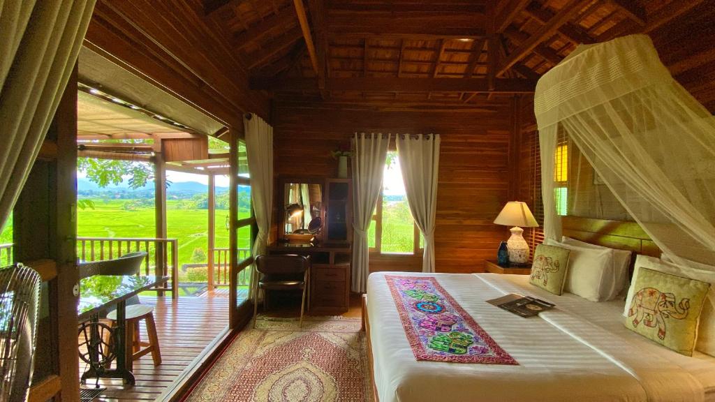 En eller flere senge i et værelse på Nan Seasons Boutique Resort