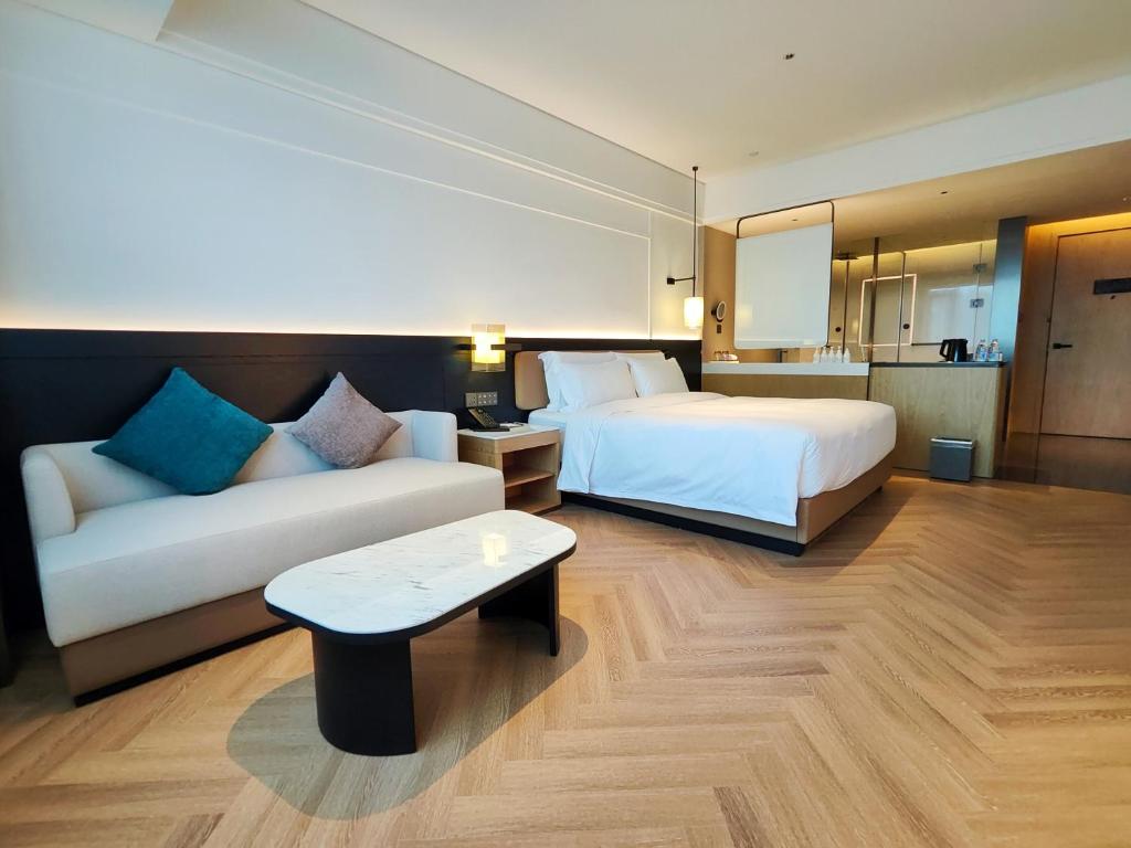 Postel nebo postele na pokoji v ubytování Mehood Lestie International Hotel Panyu Wanbo Yuangang Metro Station Branch - Free Shuttle Bus to Canton Fair Complex During Canton Fair Period & Free afternoon tea & Free midnight snack & Free VPN Internet Access