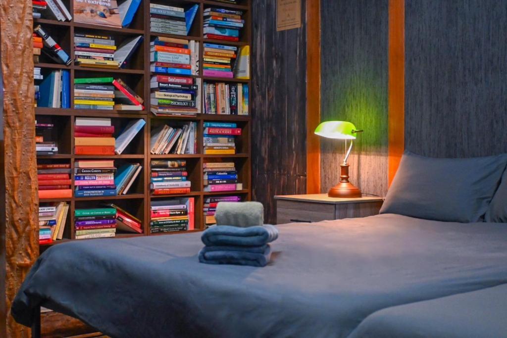 Postel nebo postele na pokoji v ubytování Wonderlust Inn