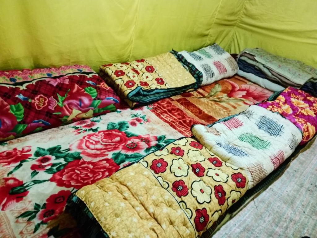 Postel nebo postele na pokoji v ubytování Neelkanth camps