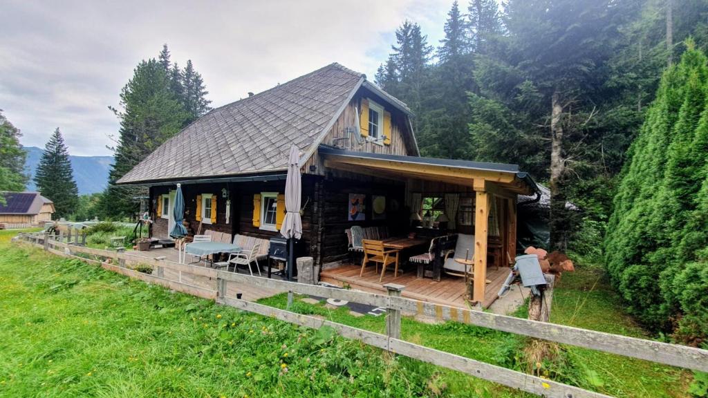 dom z drewnianym tarasem na polu w obiekcie Almhütte w mieście Ferlach