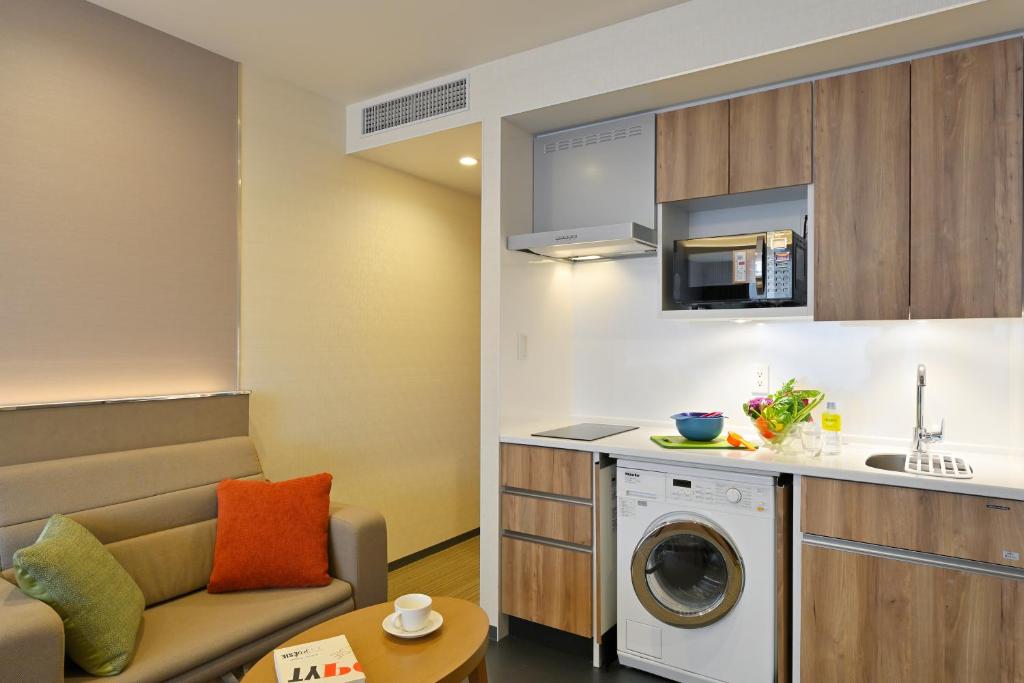 Kuchyň nebo kuchyňský kout v ubytování Holiday Inn & Suites Shin Osaka by IHG