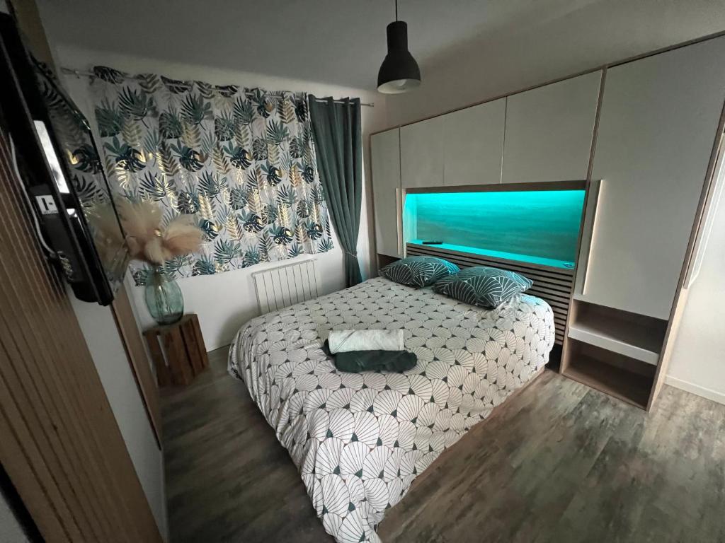 une petite chambre avec un lit et une fenêtre dans l'établissement Appartement à 100m de la plage, à La Barre-de-Monts
