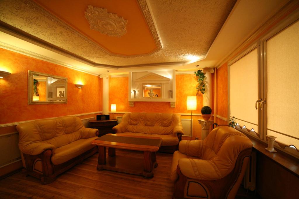 Sala de estar con 2 sofás y mesa en Apartamenty Podzamcze Wałbrzych en Wałbrzych