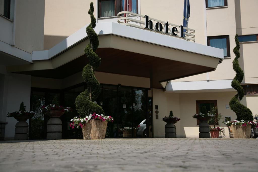 a hotel with plants in front of a building at Hotel Bassetto in Ferentino