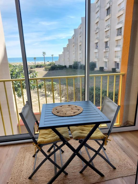 En balkon eller terrasse på Confort en front de mer avec accès direct plage