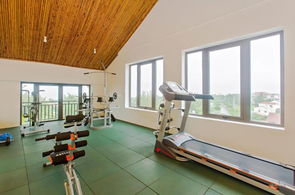 Thư giãn tại spa và duy trì vận động tại phòng gym trong suốt kỳ nghỉ.