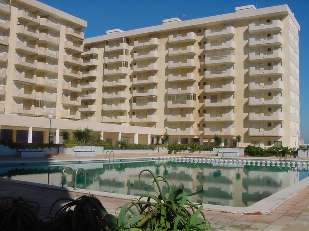 un gran edificio de apartamentos con una gran piscina en Apartamentos Ágata V.v., en La Manga del Mar Menor