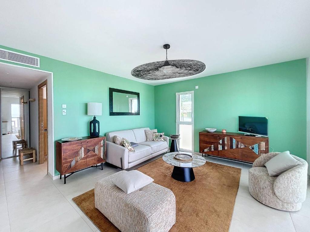 un salon avec un canapé et une table dans l'établissement Vue imprenable sur la baie de Calvi, à Calvi