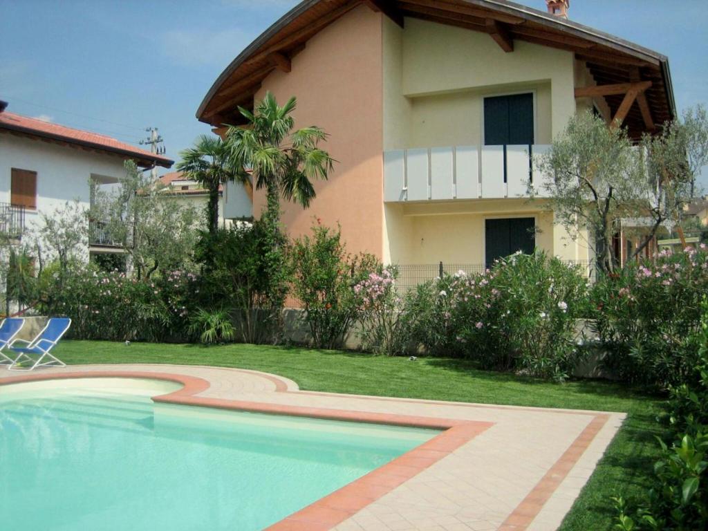 Fotografia z galérie ubytovania Small residence with swimming pool and 8 lovely apartments v destinácii Lazise