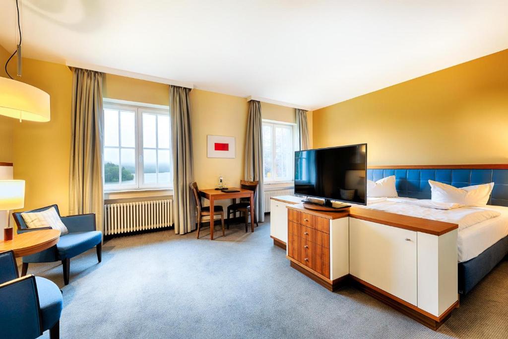 Ein Bett oder Betten in einem Zimmer der Unterkunft Welcome Hotel Meschede Hennesee