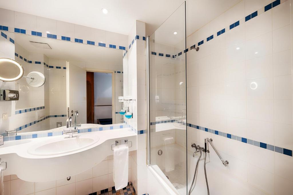 Ein Badezimmer in der Unterkunft Welcome Hotel Meschede Hennesee