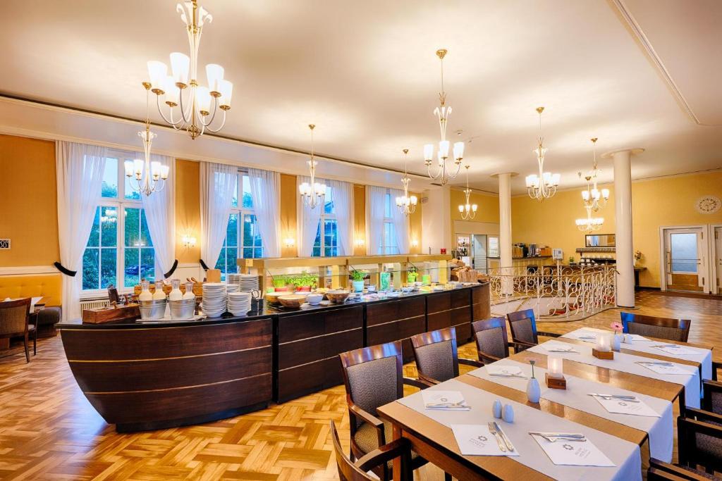 Ein Restaurant oder anderes Speiselokal in der Unterkunft Welcome Hotel Meschede Hennesee 