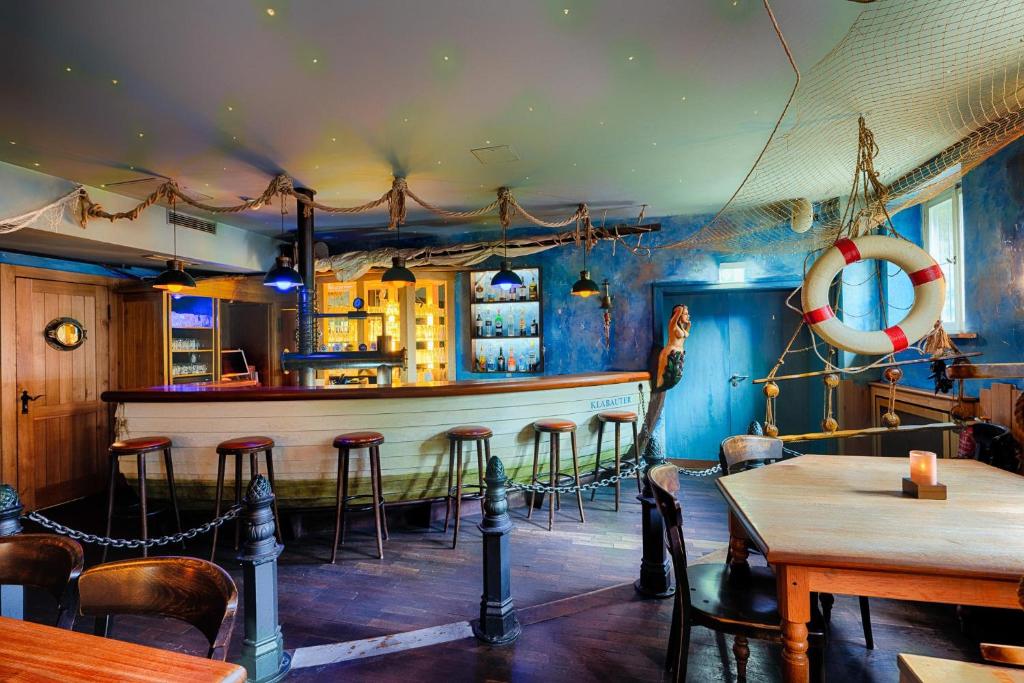 Ein Restaurant oder anderes Speiselokal in der Unterkunft Welcome Hotel Meschede Hennesee 