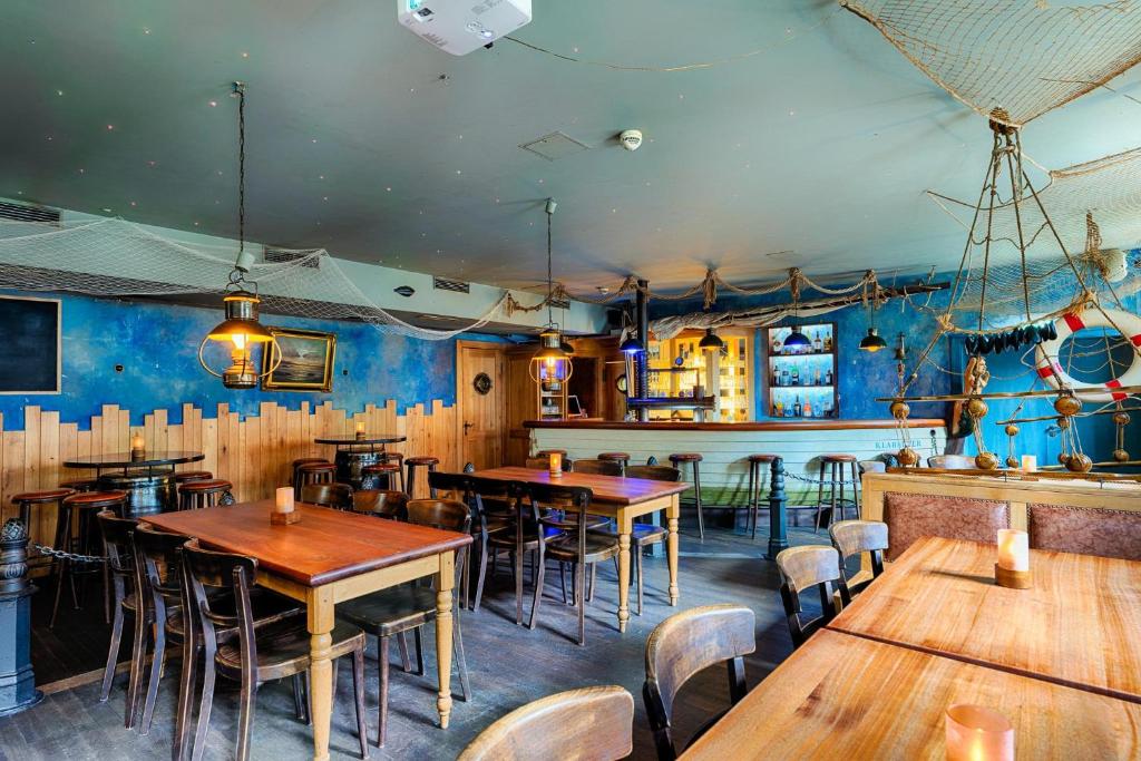 Ein Restaurant oder anderes Speiselokal in der Unterkunft Welcome Hotel Meschede Hennesee 