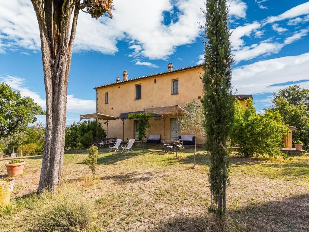 an exterior view of a farmhouse with trees at Comfortable apartment with stunning views, near hot springs in Celle sul Rigo