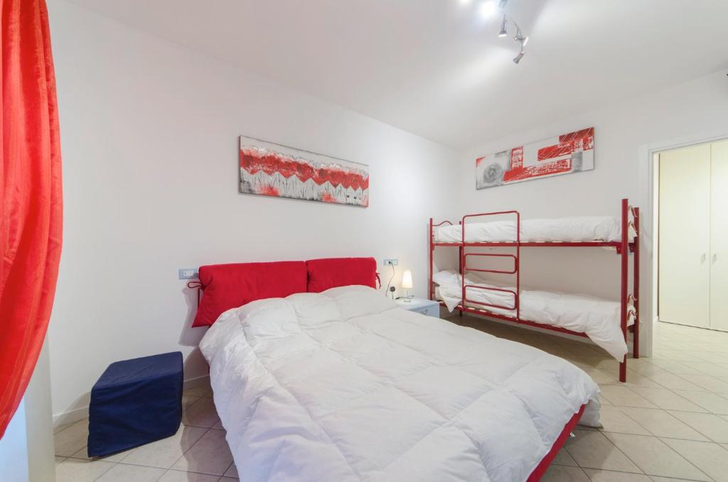 Łóżko lub łóżka w pokoju w obiekcie Residence Elisa Piano Terra con Giardino e Posto Spiaggia Incluso