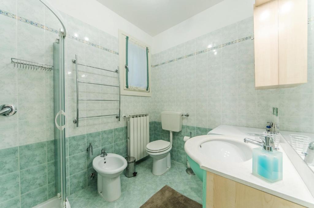 Łazienka w obiekcie Residence Elisa Piano Terra con Giardino e Posto Spiaggia Incluso