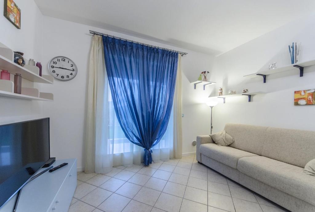 Telewizja i/lub zestaw kina domowego w obiekcie Residence Elisa Piano Terra con Giardino e Posto Spiaggia Incluso
