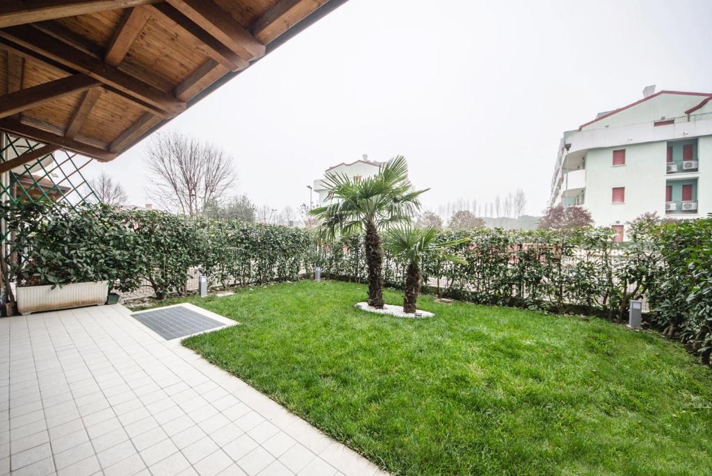 Ogród w obiekcie Residence Elisa Piano Terra con Giardino e Posto Spiaggia Incluso