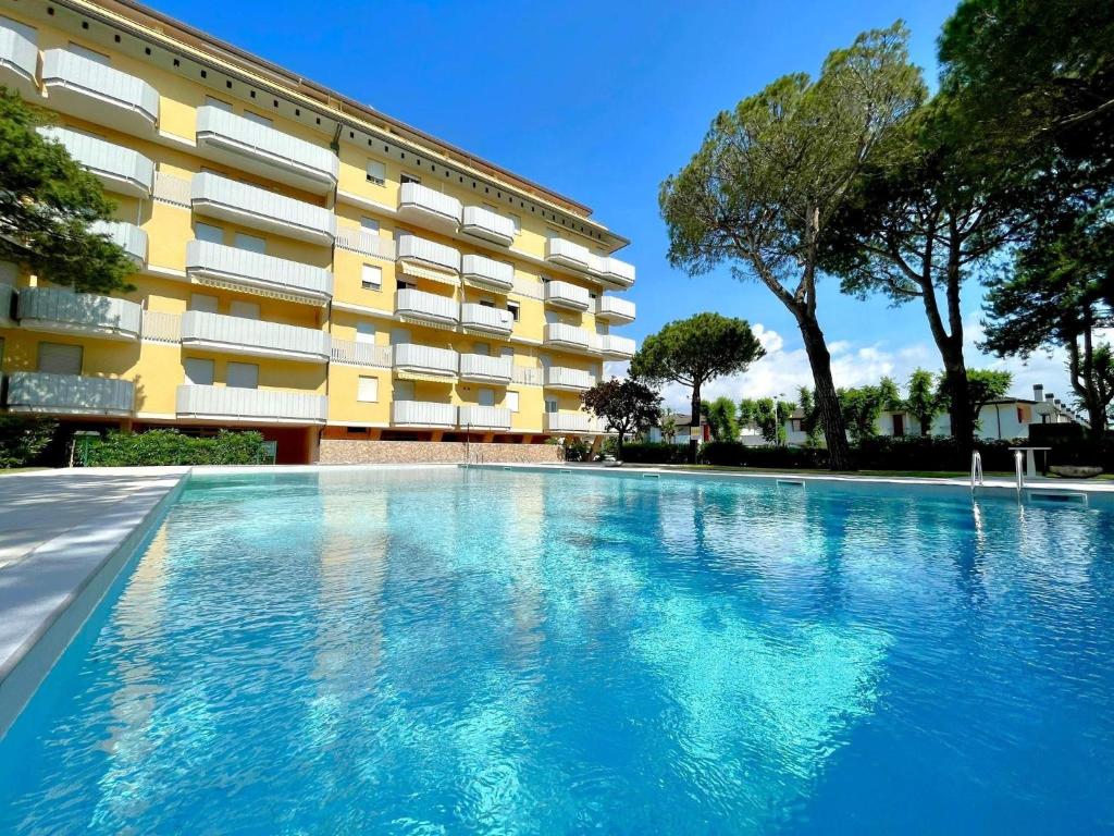 Bazén v ubytovaní Lovely apartment in Caorle with terrace alebo v jeho blízkosti