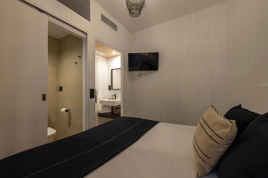 Postel nebo postele na pokoji v ubytování Hostal Boutique Es Menut