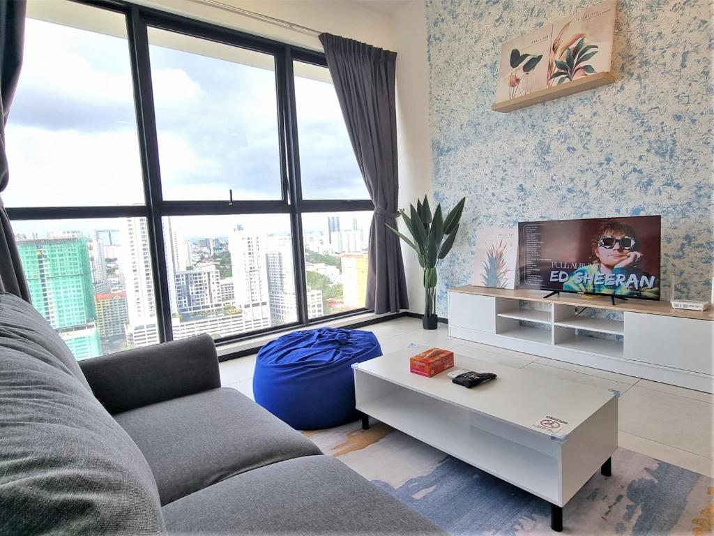 TV a/nebo společenská místnost v ubytování Cozy Minimalist Suite at Urban Suites Georgetown by SuperStay