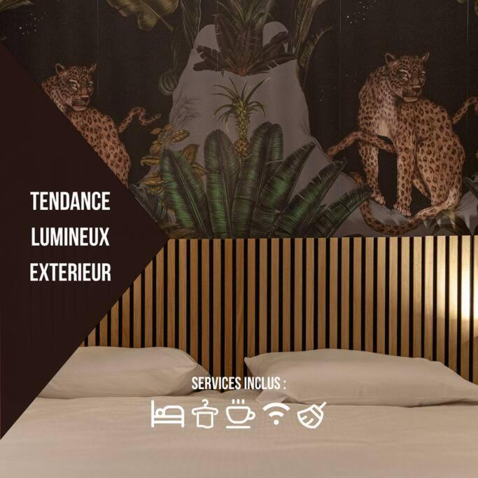 Cette chambre comprend un lit avec une photo de chats. dans l'établissement Le Jungle - Votre séjour tout confort - Fibre, à Châteauroux