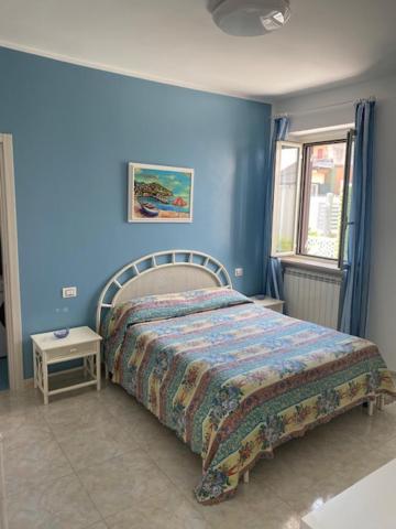 a bedroom with a bed with a blue wall at Case Vacanza Da Silvì in Agropoli