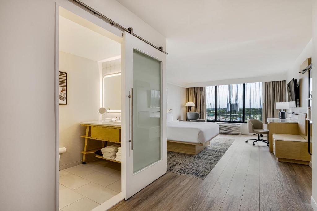 Hotel Preston Nashville Airport - Premium Corner King Room With Skyline View